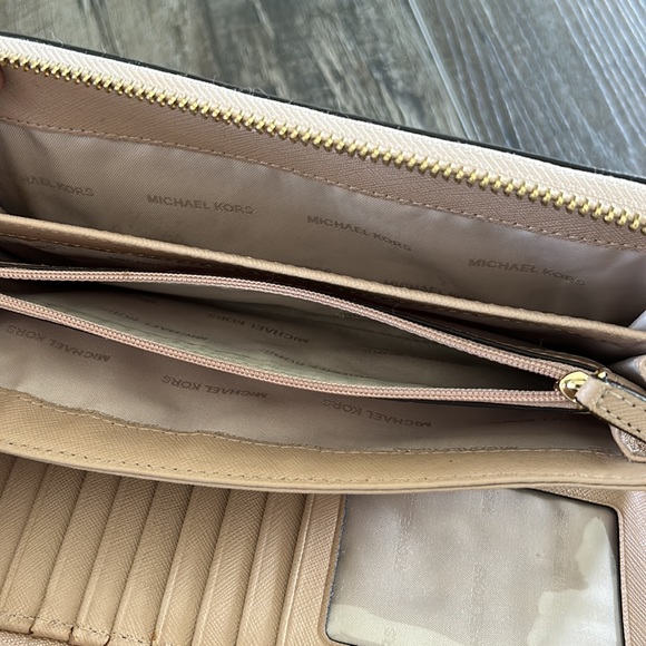 Michael Kors Continental Frame Out Wallet - Picture 6 of 8